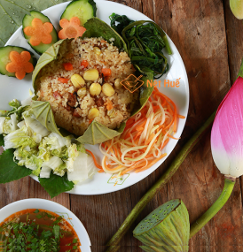 steamed rice wrapped in lotus leaf
